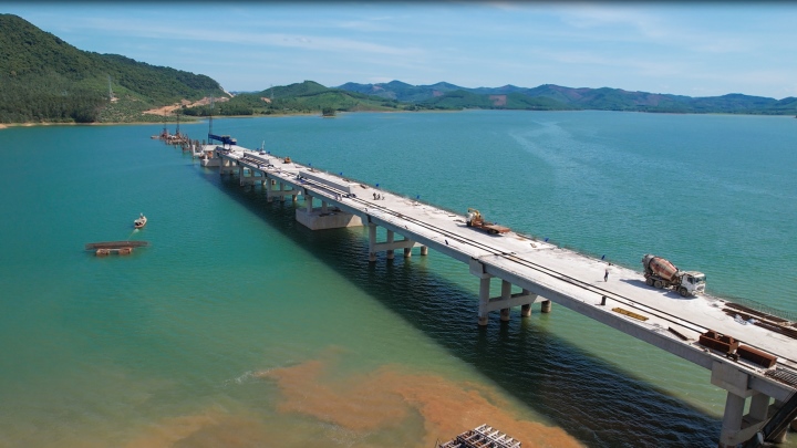 cầu vượt hồ Yên Mỹ